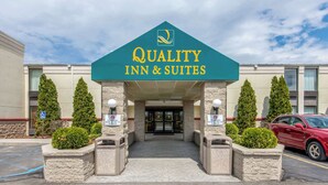 The entrance to Quality Inn & Suites with a clear sign, a handicap accessible entrance, and a parking lot. - Quality Inn & Suites Mansfield (Mansfield)