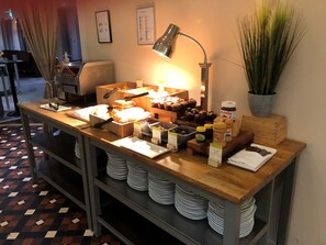 Daily buffet breakfast for a fee - DoubleTree by Hilton Swindon (Swindon)
