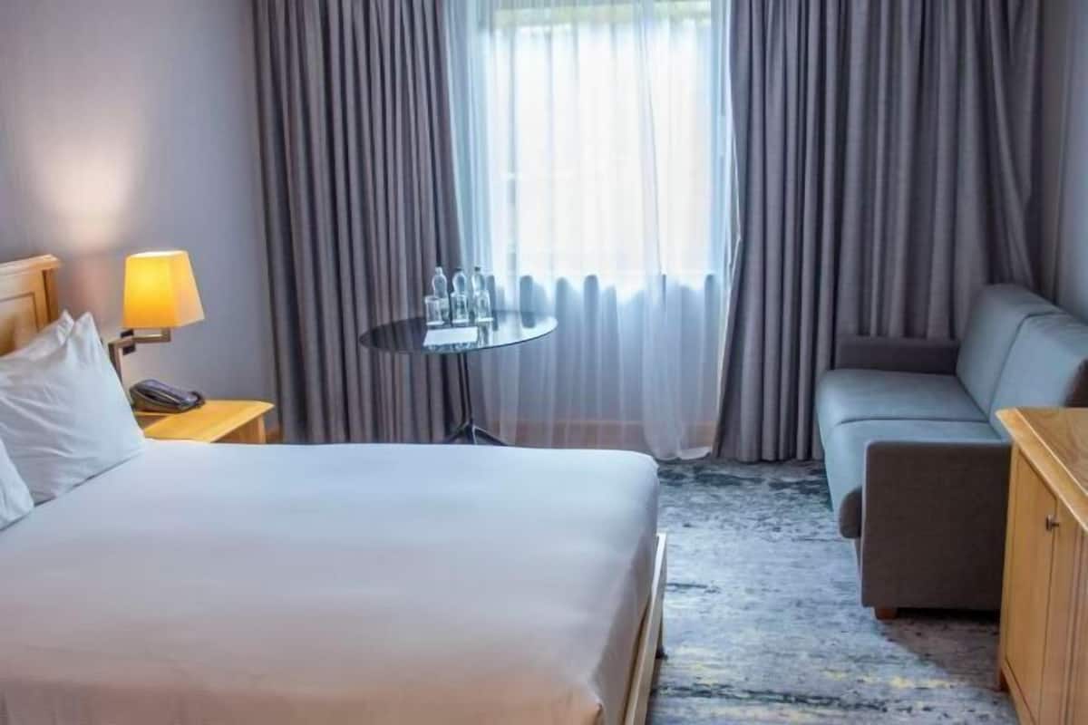Hypo-allergenic bedding available, in-room safe, soundproofing