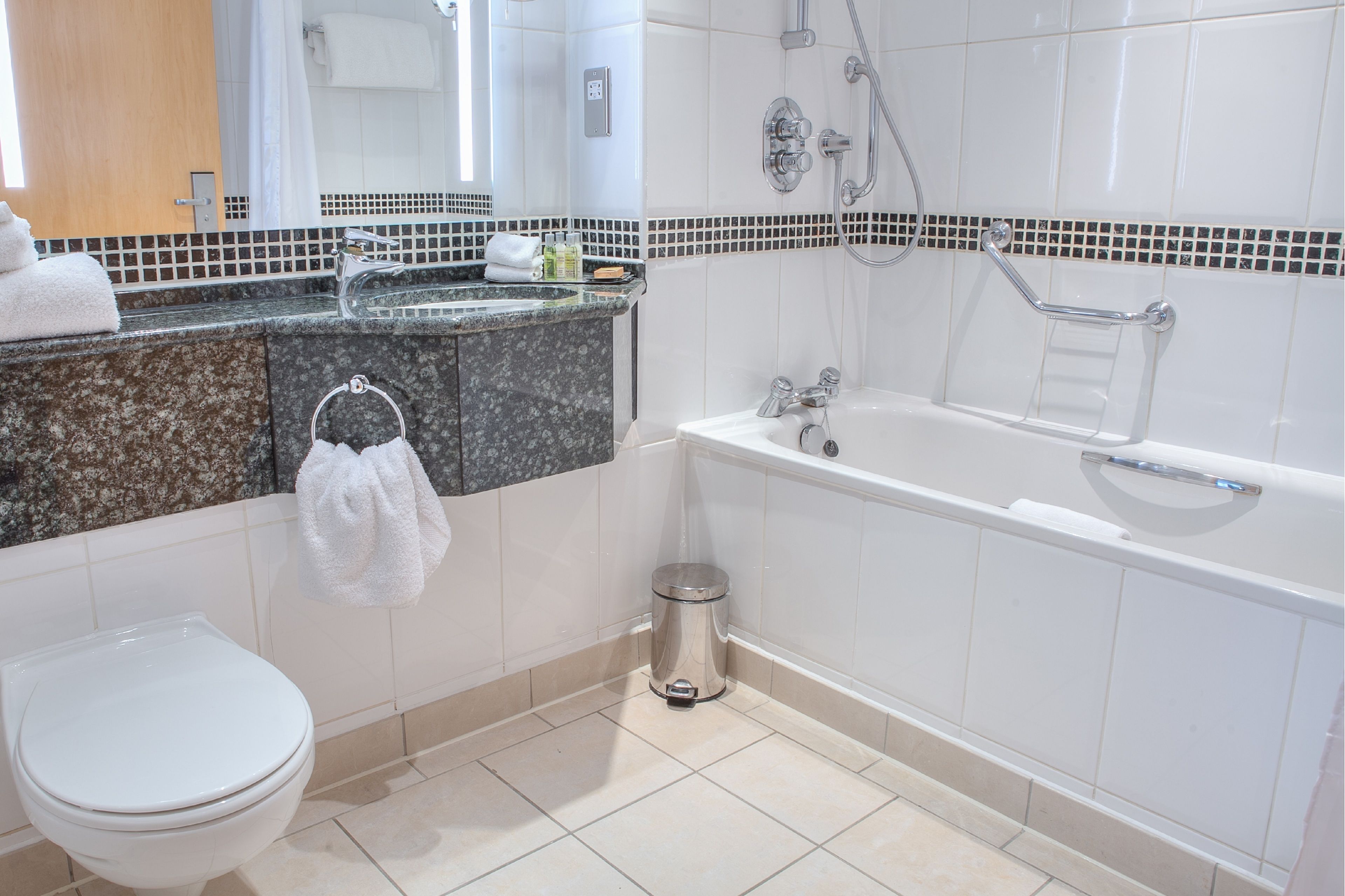 room, 1 king bed | bathroom | combined shower/bathtub, free toiletries, hair dryer, towels