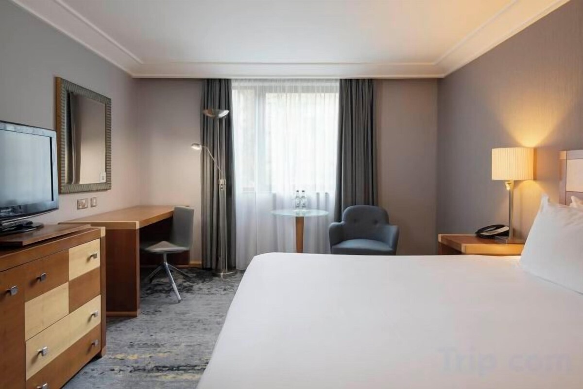 Hypo-allergenic bedding available, in-room safe, soundproofing