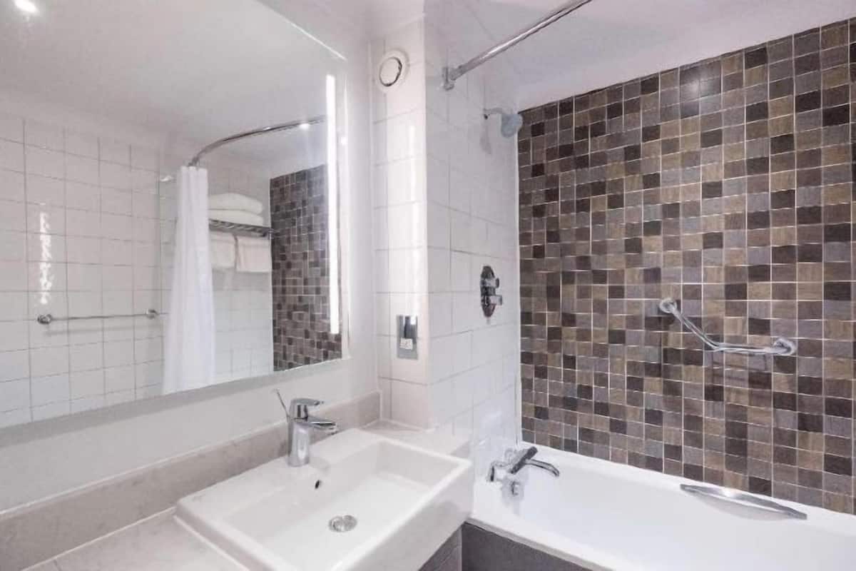 Bathroom | Combined shower/tub, free toiletries, hair dryer, towels