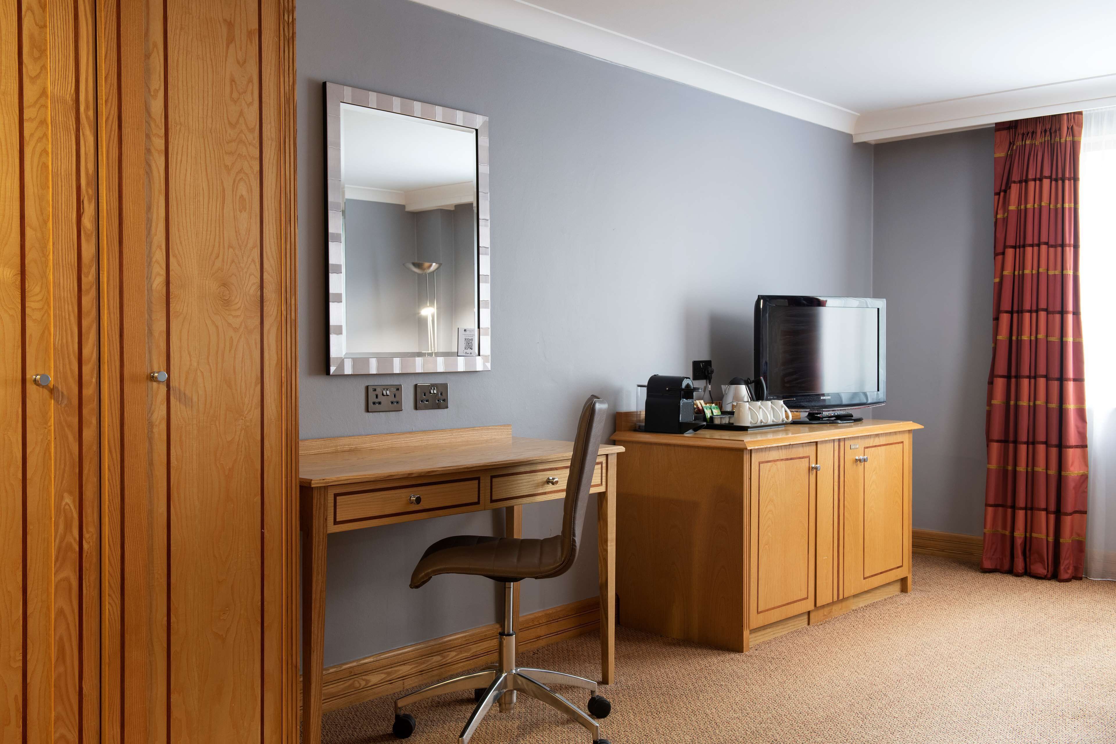 junior suite, 1 king bed | hypo-allergenic bedding, in-room safe, soundproofing, iron/ironing board