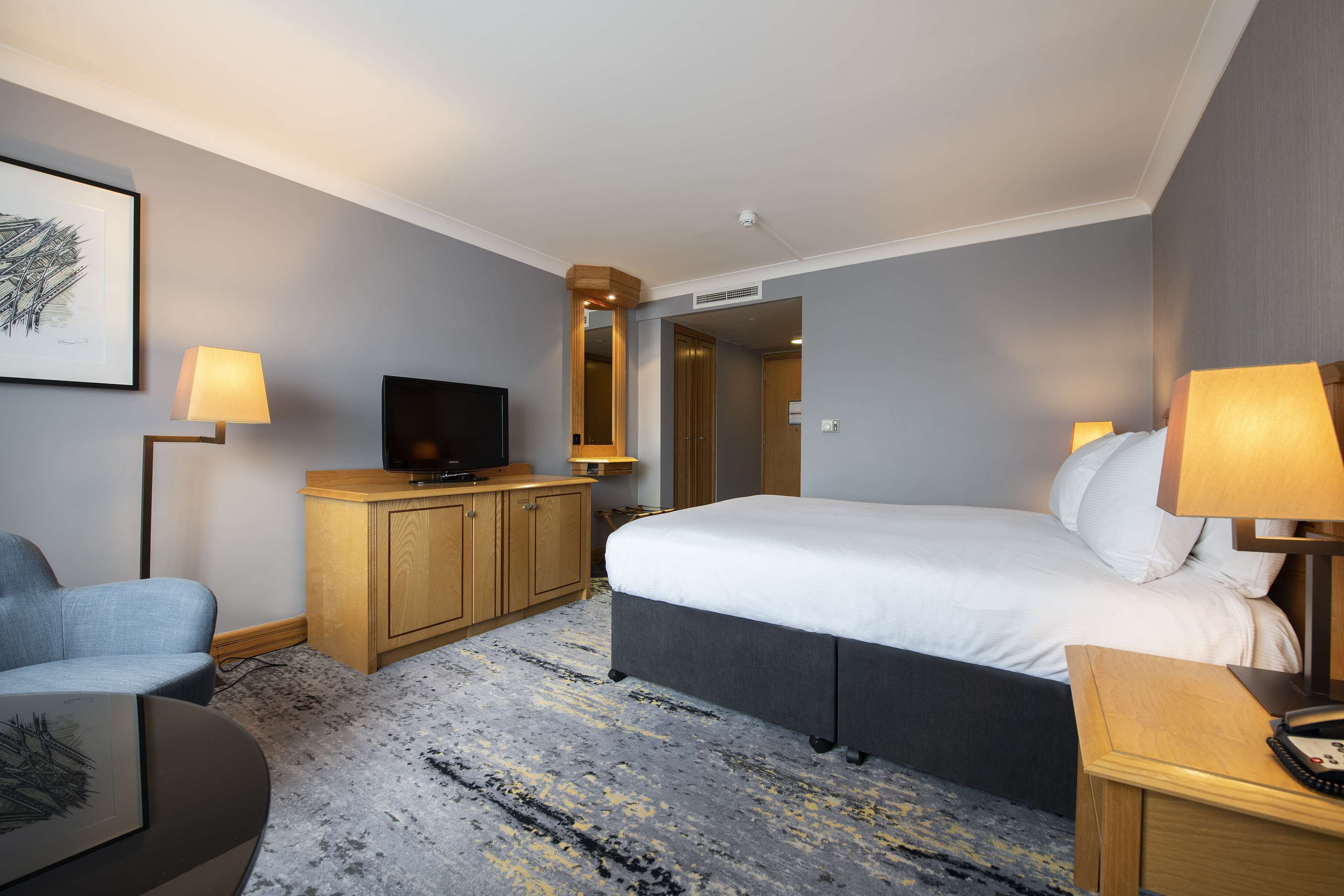 room, 1 queen bed | hypo-allergenic bedding, in-room safe, soundproofing, iron/ironing board