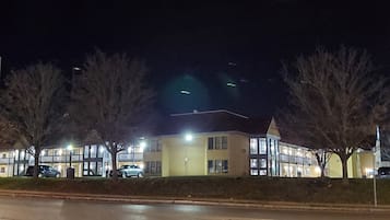 Ein mehrstöckiges Gebäude mit flachem Dach, wahrscheinlich ein Hotel oder eine Wohnanlage, mit einer Reihe von Fenstern an der Fassade.
