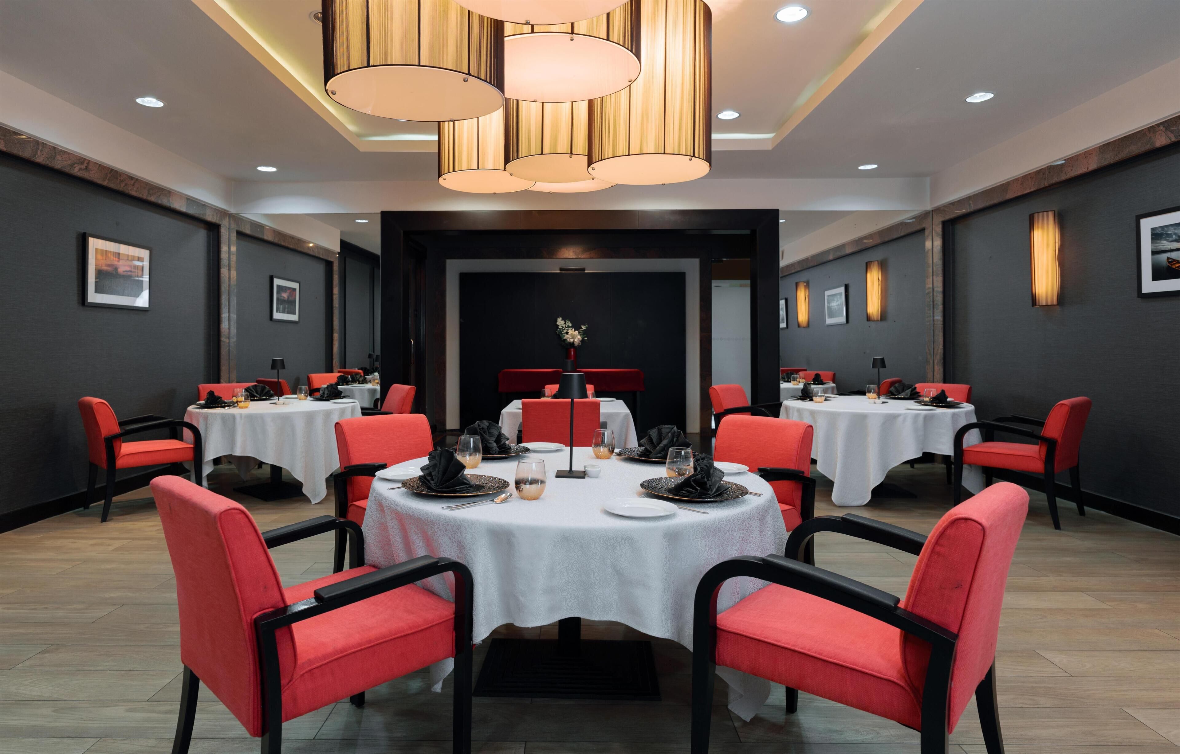 2 restaurants; breakfast, lunch, dinner, and brunch served