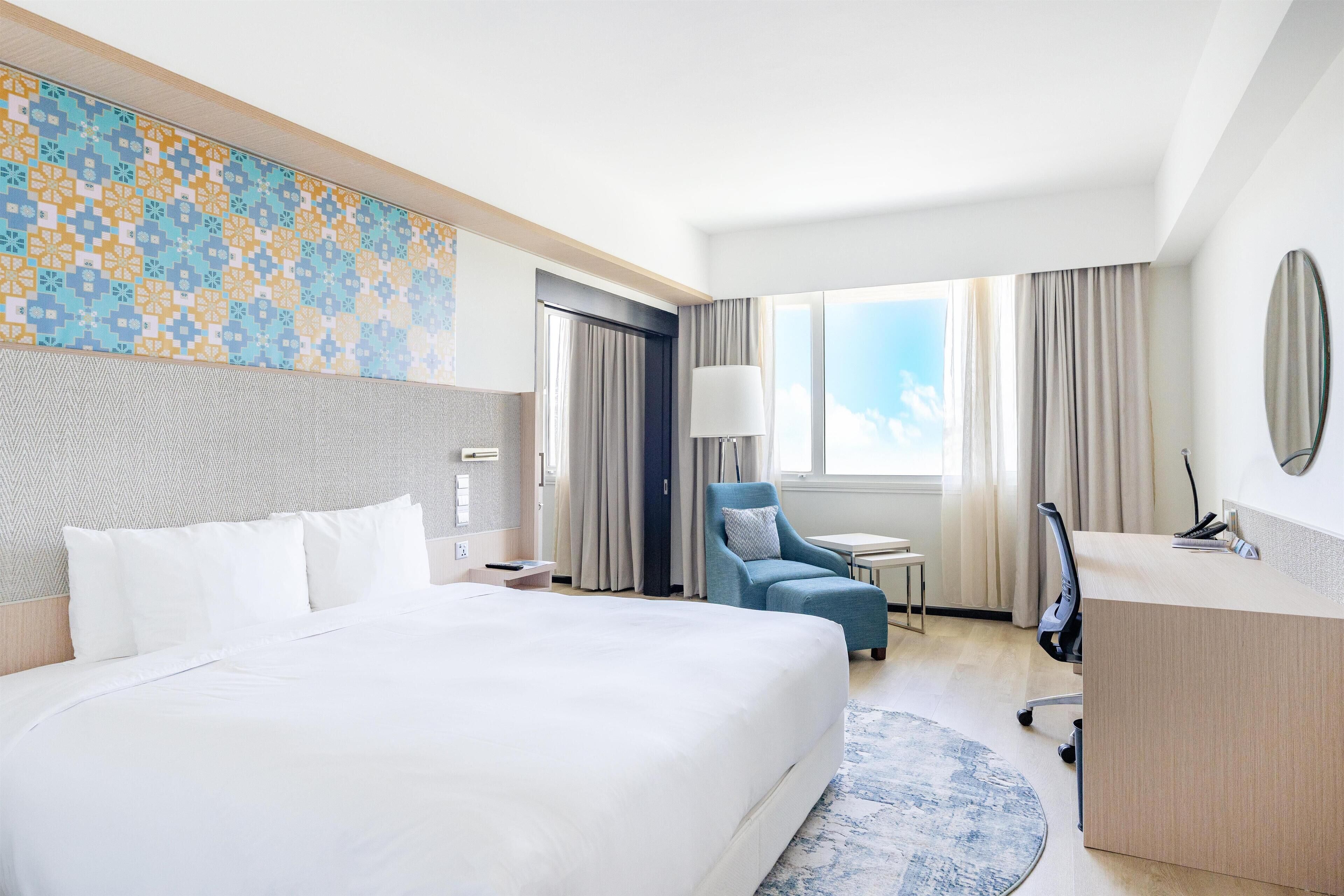 Frigobar, cofres nos quartos, individualmente mobiliados, escrivaninha