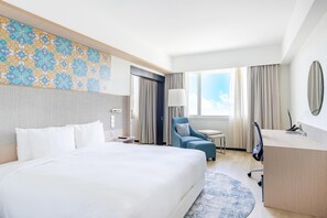 Minibar, safe på rommet, individuelt innredet og skrivebord