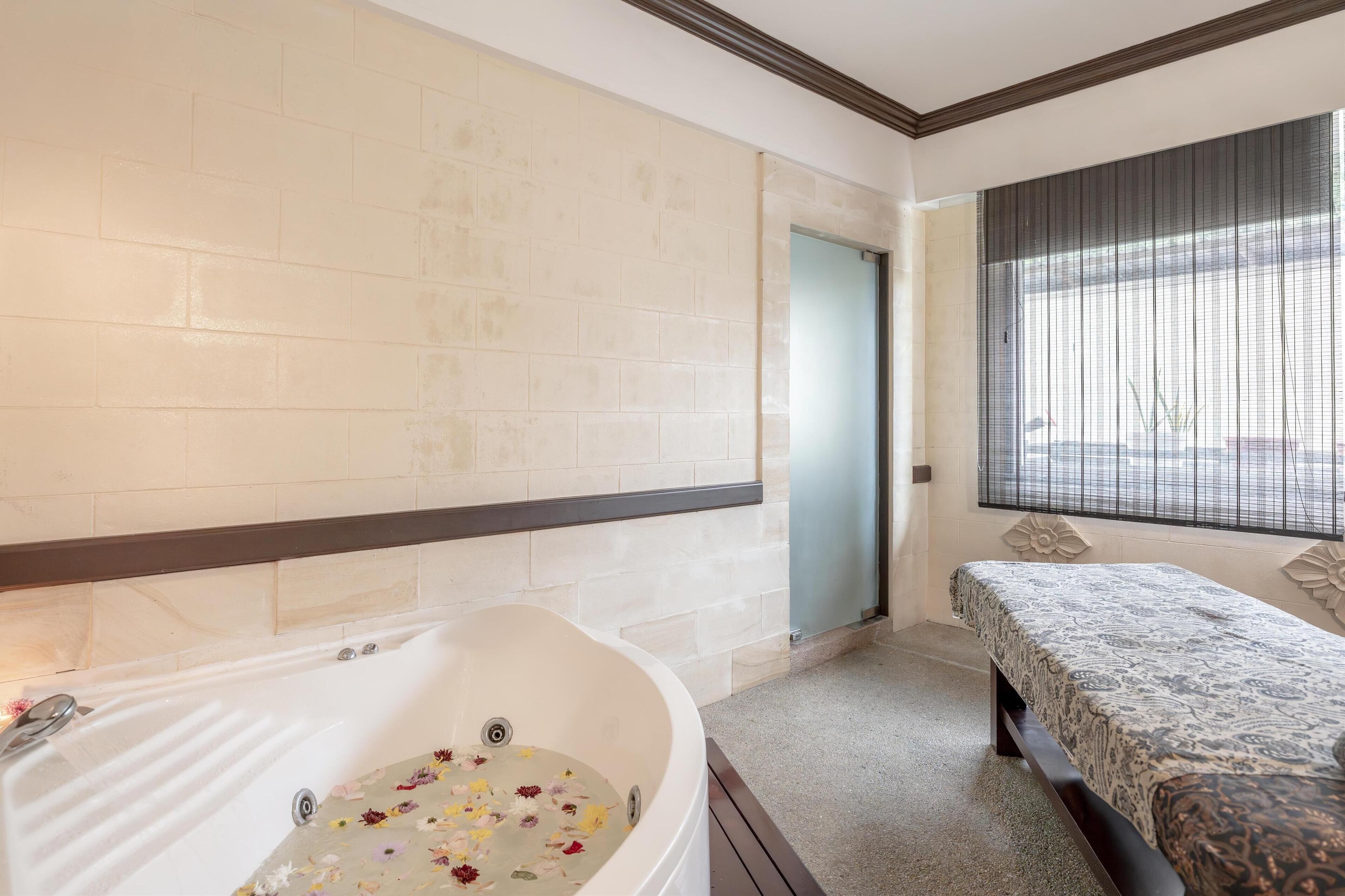 couples treatment room(s), hot tub, hydrotherapy, aromatherapy