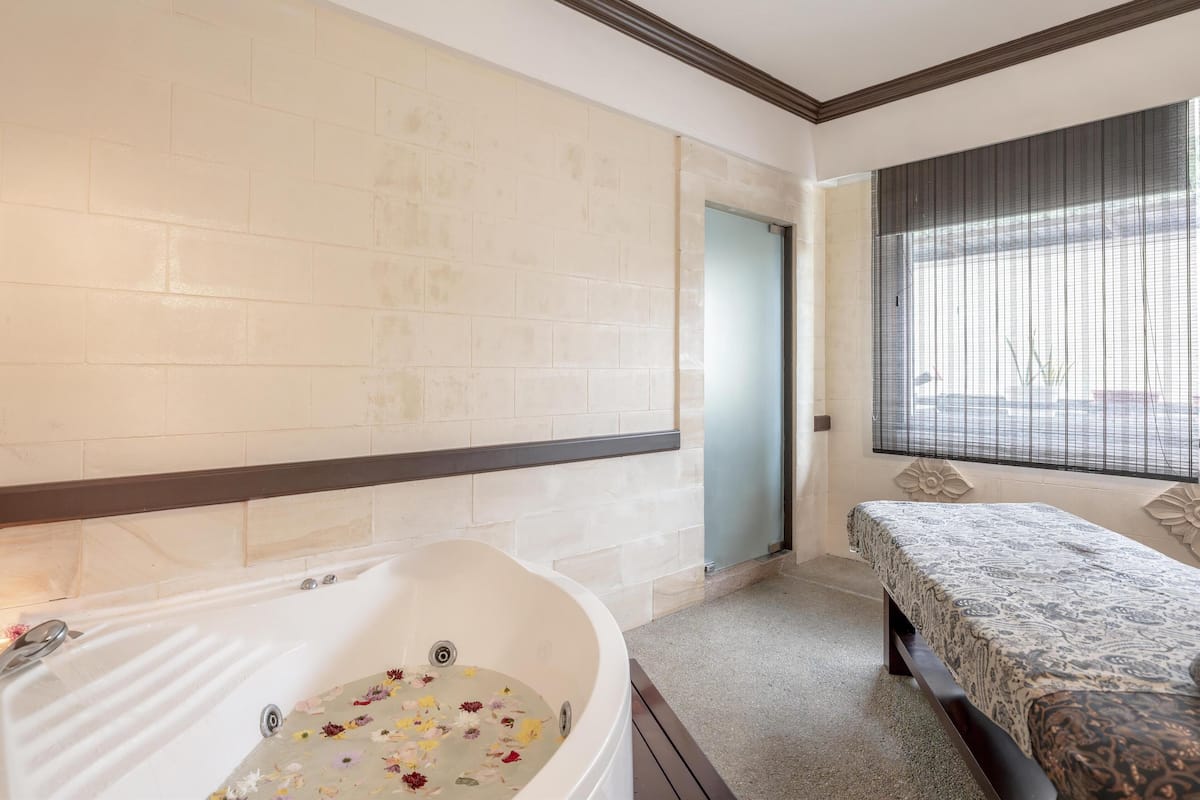 couples treatment room(s), hot tub, hydrotherapy, aromatherapy