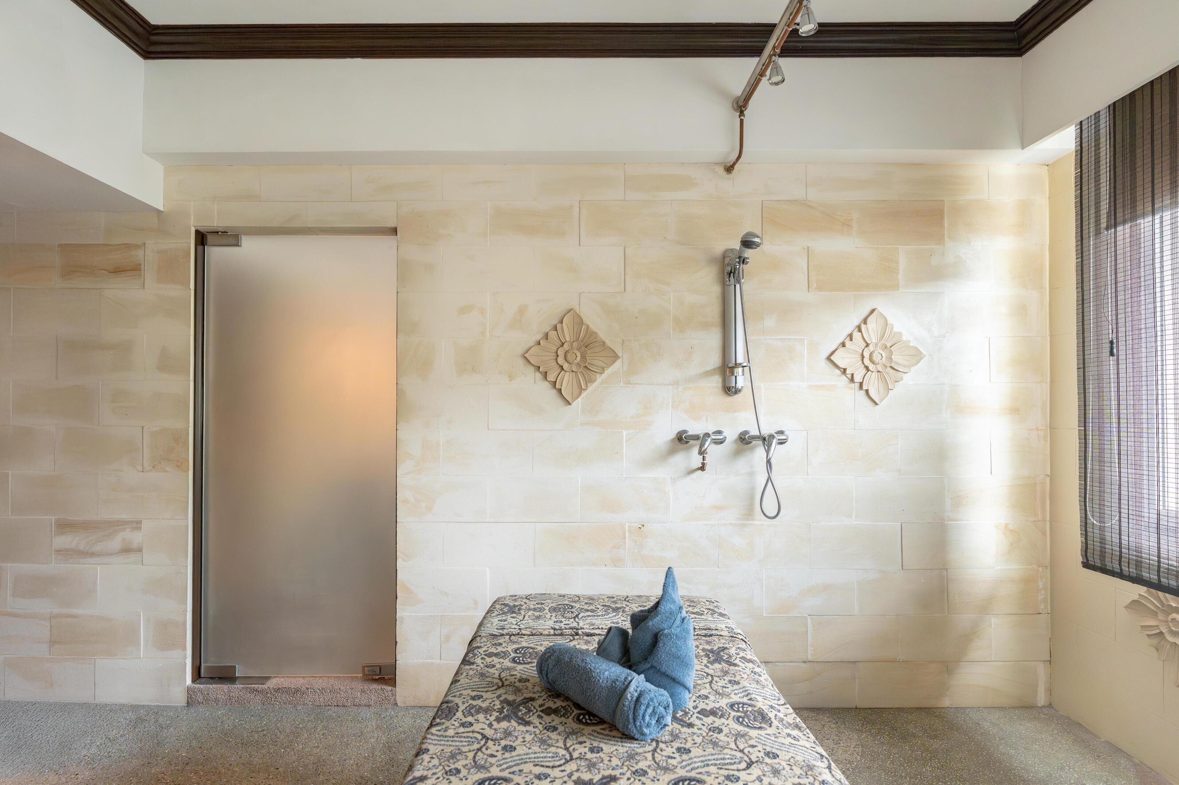 couples treatment room(s), hot tub, hydrotherapy, aromatherapy