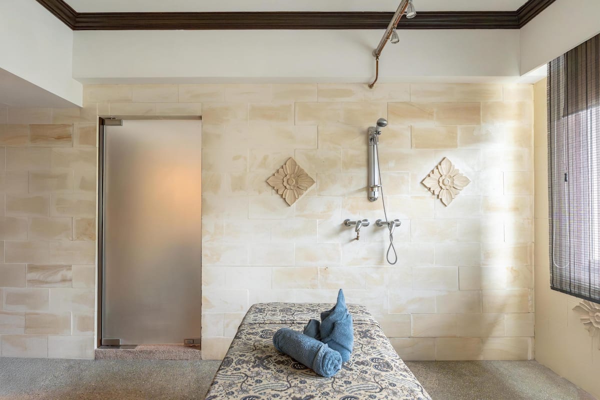 couples treatment room(s), hot tub, hydrotherapy, aromatherapy