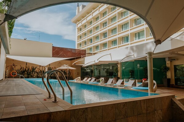 Outdoor pool - Radisson Hotel Brunei Darussalam (Bandar Seri Begawan)
