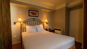 Suite, Balcony | Premium bedding, pillowtop beds, in-room safe, individually furnished