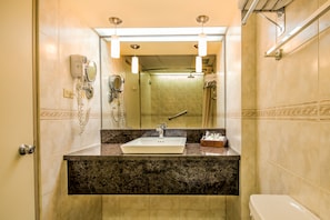 Shower, rainfall showerhead, free toiletries, hair dryer - Kapok Hotel (Port of Spain)