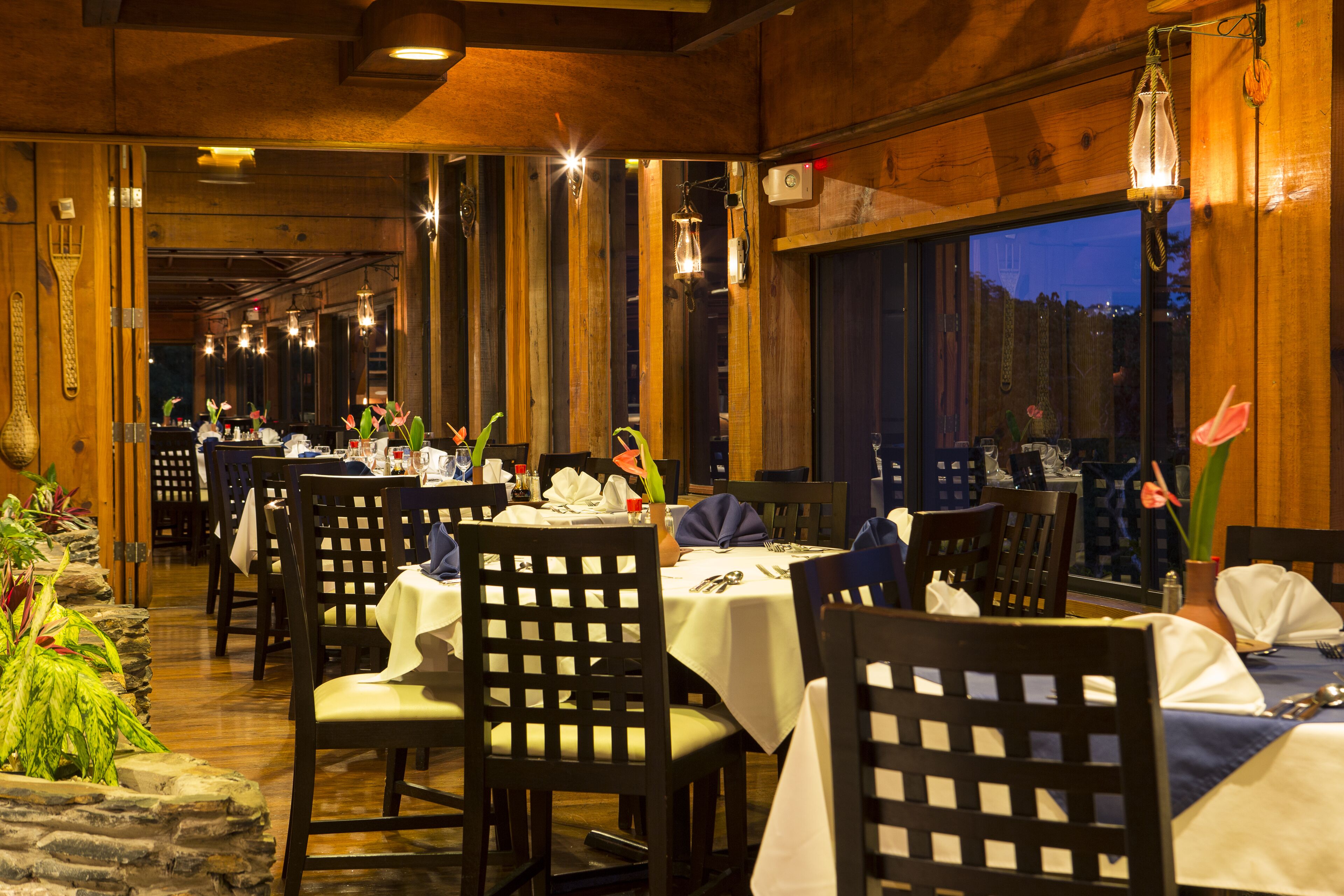 2 restaurantes; se sirven desayunos, almuerzos, cenas y cocina asiática 