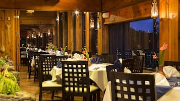 2 restaurantes; se sirven desayunos, almuerzos, cenas y cocina asiática