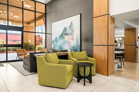 Lobby sitting area. Oxford Suites Redding