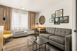 Executive 2 Queen Suite | Living area | 40-inch flat-screen TV with cable channels, TV, DVD player