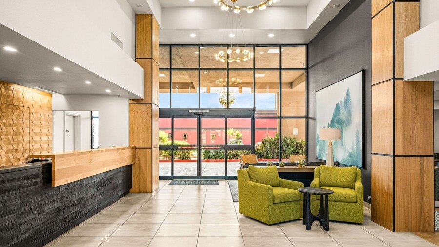 Oxford Suites Redding