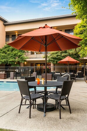 BBQ/picnic area - Oxford Suites Redding (Redding)