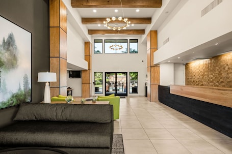Lobby. Oxford Suites Redding