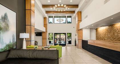 Oxford Suites Redding