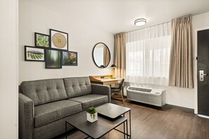 行政客房 (King Deluxe) | 起居区 | 40-英寸纯平电视(配备有线频道)、电视、DVD 播放器