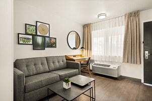 行政客房 (King Deluxe) | 起居区 | 40-英寸纯平电视（配备有线频道）、电视、DVD 播放器