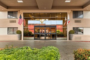 Front of property - Oxford Suites Redding (Redding)