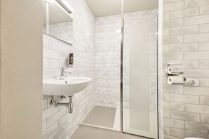 Dusch, miljövänliga toalettartiklar, hårtork och tvål