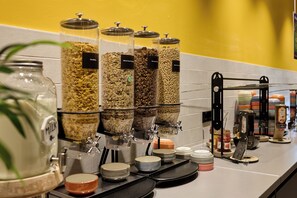 Frukostbuffé varje dag (EUR 12 per person)