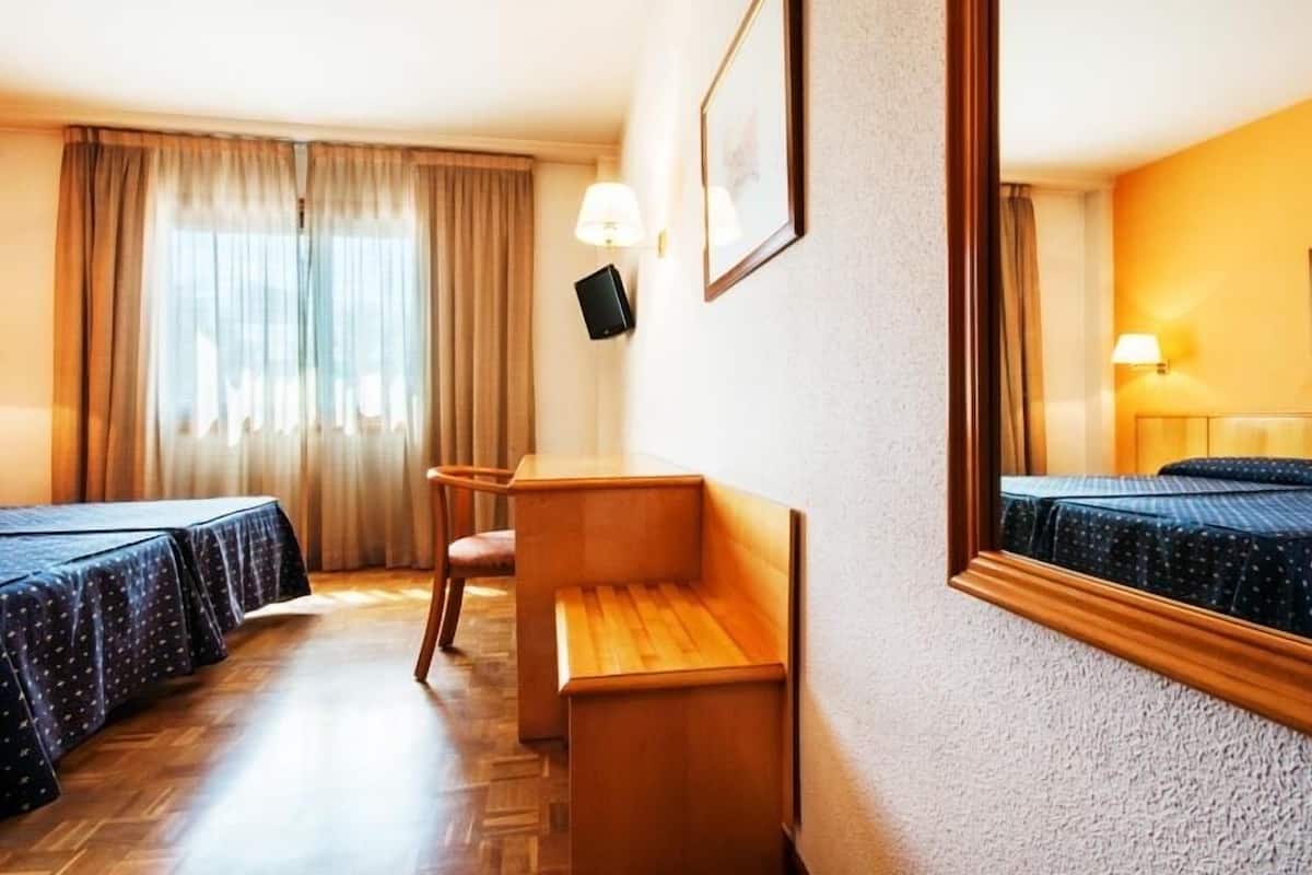 Comfort Triple Room | Desk, free cribs/infant beds, free WiFi
