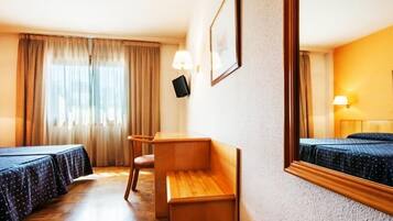 Habitación triple Confort | Escritorio, cunas gratuitas, wifi gratis