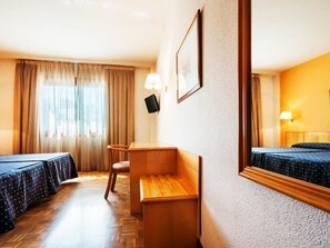 舒适三人房 | 办公桌、免费婴儿床、免费 WiFi