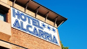 A hotel sign with the name "HOTEL ALCARRIA" and three stars. - Hotel Alcarria (Guadalajara)