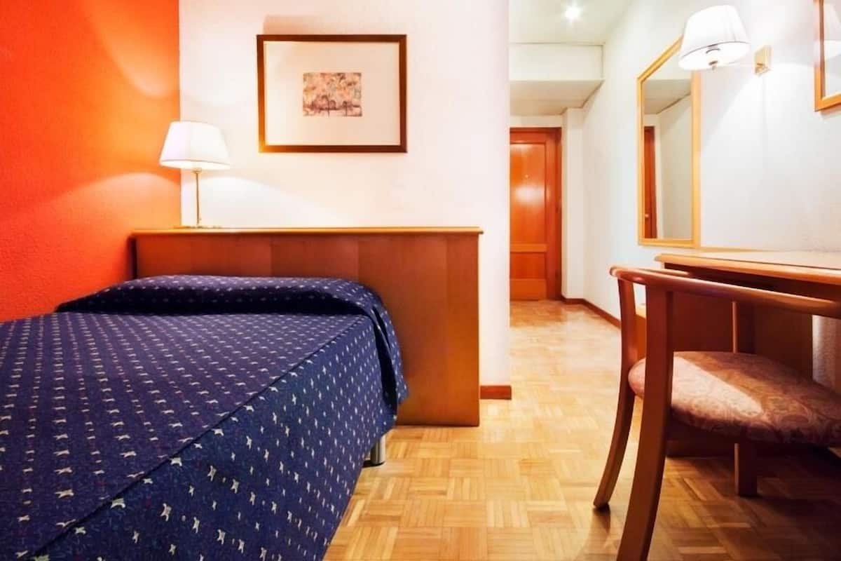 Comfort Single Room | Desk, free cribs/infant beds, free WiFi