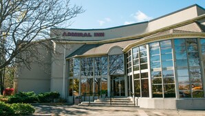 A building with a sign reading "ADMIRAL INN" and a large glass entrance. - Admiral Inn Hamilton (Hamilton)