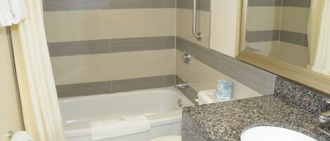 Une salle de bain avec une baignoire, des toilettes et un lavabo.