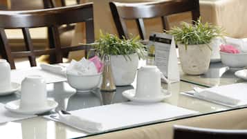 Phục vụ bữa sáng, bữa trưa và bữa tối