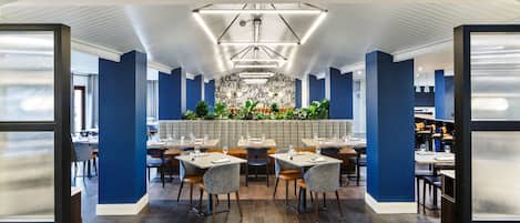 Serveert ontbijt, lunch en diner