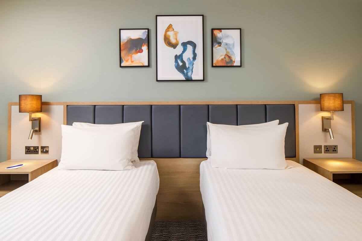 클래식룸, 싱글침대 2개 | 객실 내 금고, 책상, 노트북 작업 공간, 암막 커튼