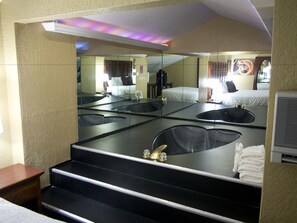 Studio Suite, 1 King Bed, Non Smoking (Loft) | Jetted tub - Days Inn & Suites By Wyndham Coralville /iowa City (Coralville)