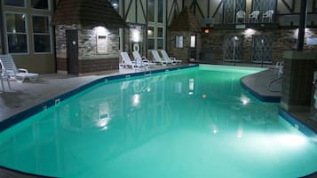 Una piscina techada, una piscina al aire libre