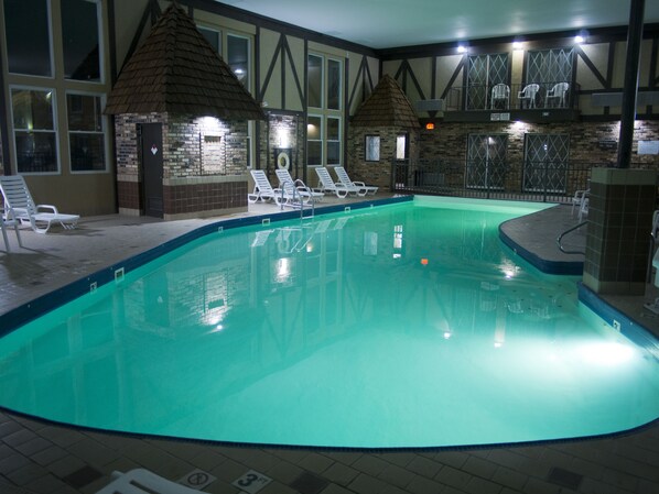 Una piscina cubierta, una piscina al aire libre