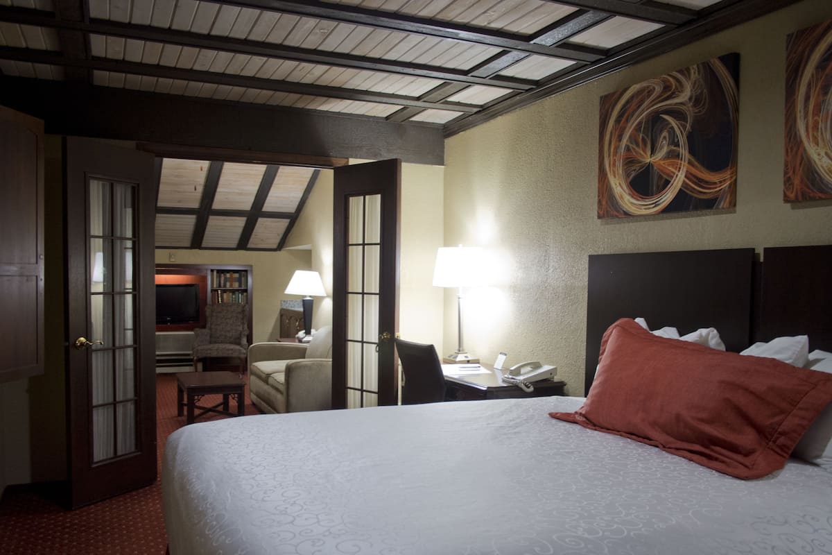 Suite, 1 King Bed, Non Smoking | Desk, blackout drapes, free cribs/infant beds, free WiFi