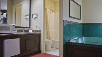 Combined shower/tub, free toiletries, towels