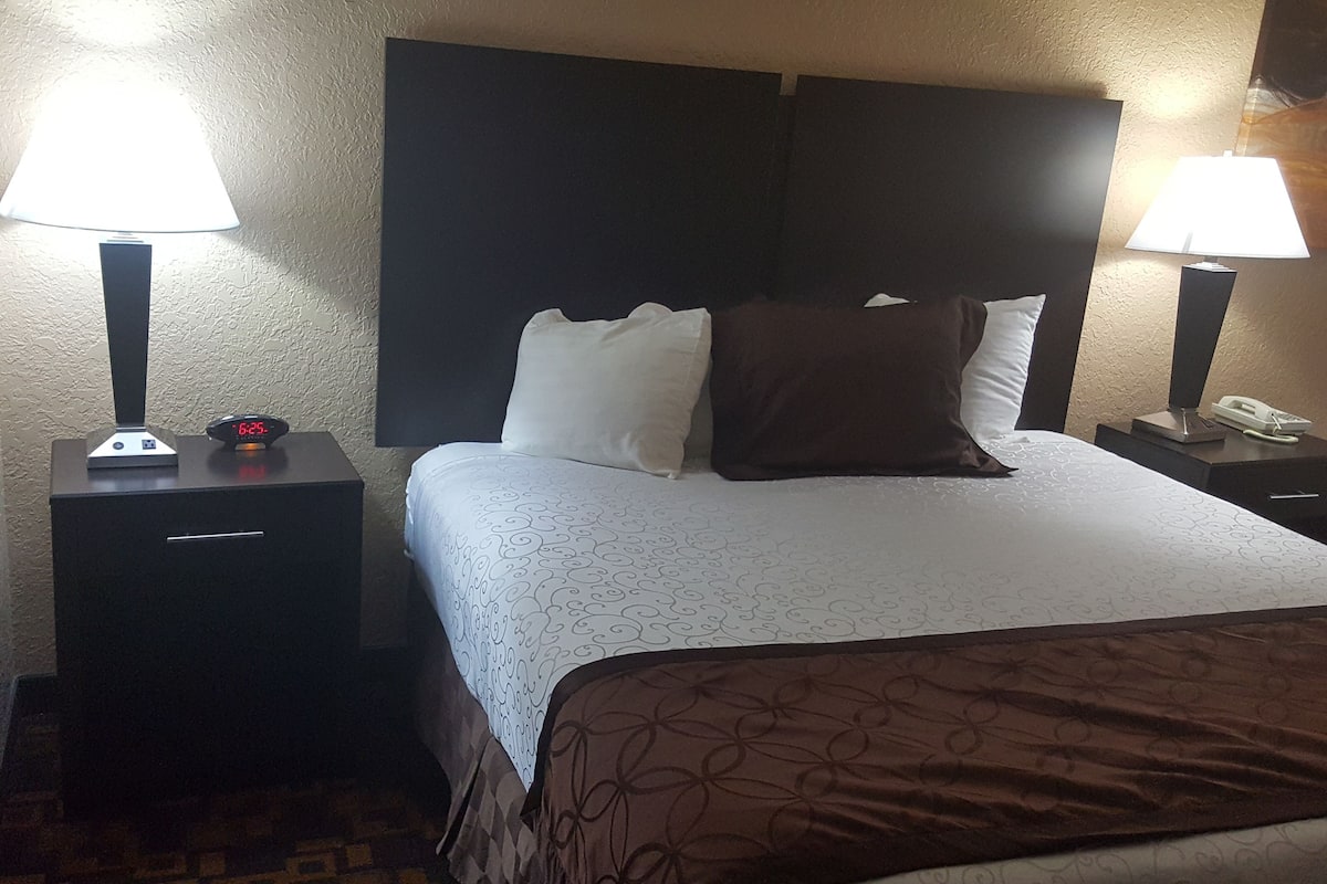Room, 1 Queen Bed, Non Smoking | Desk, blackout drapes, free cribs/infant beds, free WiFi