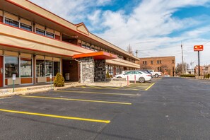 Free self parking - Econo Lodge Zanesville Downtown (Zanesville)