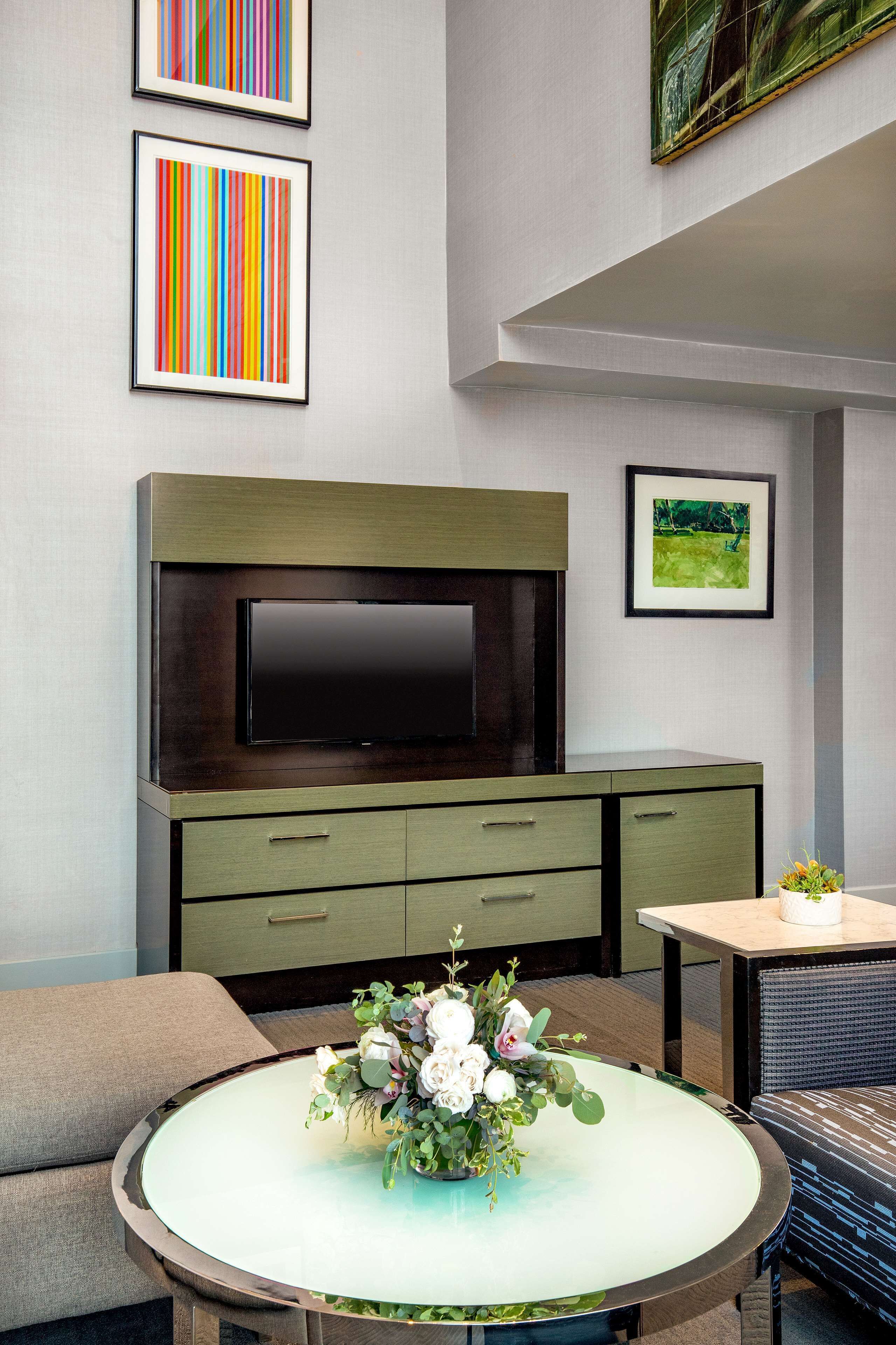 suite, 1 king bed (royal one bedroom - accessible) | room amenity